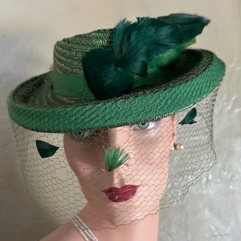 BREATHTAKING 1930s' GREEN STRAW TILT HAT - TWO-TONE FEATHER "WING" + VEIL - Picture 8 of 11